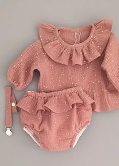 Newborn Fashion, Diy Baby Clothes, Baby Couture, Baby Clothes Patterns, Baby Bloomers, Frocks For Girls, Easy Trendy Outfits