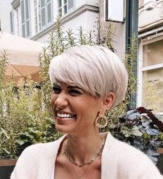 Chic Short Haircuts, Short Hair Back, Super Short Haircuts, Short Silver Hair, Chic Short Hair, Gray Hair Cuts, Cool Short Hairstyles, Edgy Haircuts, Short Choppy Hair