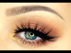 Tips from the pro's to teach you how to apply false eyelashes. Transform the way you look even if you aren't wearing any makeup at all! Put On Fake Eyelashes, Strobing Makeup Tutorial, False Eyelashes For Beginners, Eyelashes For Beginners, Strobing Makeup, Apply False Eyelashes, Eyelashes Drawing, Applying False Lashes, Artificial Eyelashes