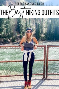 A blonde woman is leaning against a chain fence with a stream and trees behind her in Yellowstone National Park. She is wearing a hiking outfit consisting of a backwards hat, tank top, sweatshirt wrapped around her waist, black leggings and hiking boots. Grand Canyon Outfit, Summer Hiking Outfit Women, Outdoor Camping Outfits, Hiking Outfits For Women, Tacky Tourist, Tourist Outfit