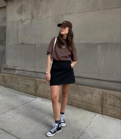 Skort Black Outfit, High Cut Vans Outfit, Converse Highcut Outfit, Short Black Skirt Outfit Summer, High Cut Converse Outfit, Tshirt Skirt Outfit, Black Skort Outfit, Outfits Con Vans, Outfits Calor