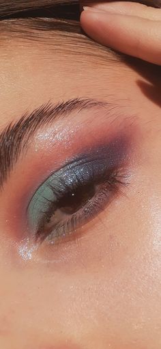 Huda Beauty Mercury Retrograde Looks, Pretty Eyeshadow Looks For Brown Eyes, Duo Chrome Eyeshadow Looks, Prom Lipstick, Eye Makeup Color, Iridescent Makeup, Shimmer Eye Makeup, Eye Makeup Techniques