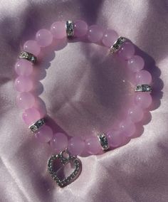 Kawaii Bracelet Diy, Pink Glass Bead Bracelet, Braslite Ideas, Cute Glass Bead Bracelet Ideas, Bead Charms Diy Bracelet, Glass Bracelet Ideas, Cute Bracelet Ideas Bead