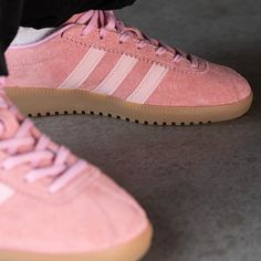 Pink Adidas Outfit, Superdry Shoes, Adidas Bermuda, Adidas Samba Outfit, Sneakers Looks, Fresh Shoes, Adidas Outfit, Pink Sneakers