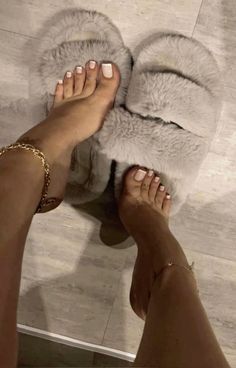 Toes Aesthetic Nails, French Feet Nails Design, Perfect Feet Pedicure, Aesthetic Feet Nail Polish, Cute Feet Pedicure, Latina Pedicure, Toe Nail Inspo French Tip, Toes Ideas Pedicures, Beautiful Foot Nails