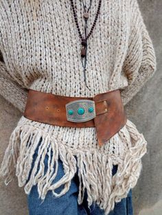 Premium brown leather belt, hand shaded with different shades of brown and black. The high quality buckle, in boho style, decorated with three turquoise. A beautiful belt of great design to wear with different types of clothing. Sizes: S: 86cm M- 103cm L - 116 cm XL- 131 cm (+ 25€). Any questions do not hesitate to contact me. Thanks and blessings 🙏 Boho Belt Outfit, Belt Display, Boho Belt, Leather Designs, Upcycle Clothes Diy, Statement Belt, Making Clothes, Boho Belts, Belt Brown