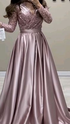 Gown Dress Party Wear, Party Wear Gowns, Long Frock Designs, Simple Frocks, Simple Gowns, Gowns Dresses Elegant, Fancy Dresses Long, Braut Make-up, Long Frocks