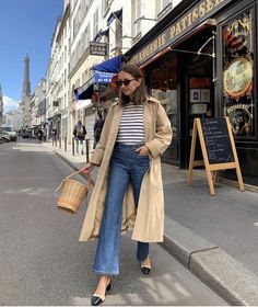 The Parisian Way To Style A Trench Coat | Le Chic Street Shoes To Wear With Flare Jeans, March Outfits, European Outfits, Flare Jeans Outfit, France Outfits, Trench Coat Outfit