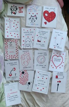 many cards have been placed on the bed with hearts and other things to draw in them