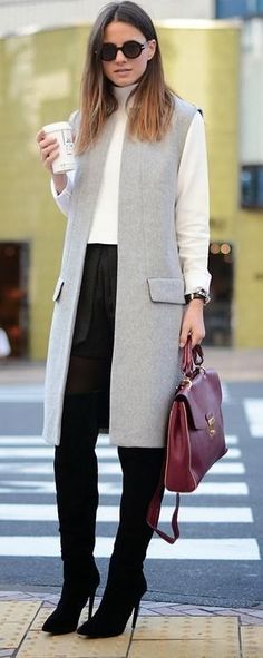 sleeveless long grey vest with black skinny pants or black skirt Sleeveless Cardigan Outfit, Sleeveless Blazer Outfit, Long Sleeveless Cardigan, Outfit Grey, Long Sweater Vest, Style Parisienne, Vest Cardigan, Sleeveless Coat