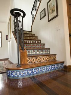 the stairs are decorated with blue and white tiles