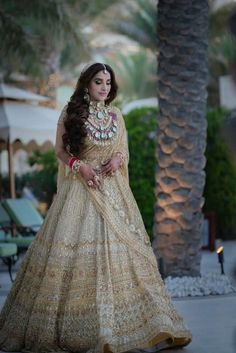 Indian bride in a gold Manish Malhotra lehenga! Manish Malhotra Bridal Lehenga, Gold Bridal Lehenga, Manish Malhotra Designs, Golden Bridal Lehenga, Manish Malhotra Bridal, Manish Malhotra Lehenga, Gold Outfits, Golden Lehenga, Bright Outfit