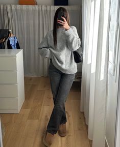 outfits casual comfy trendy jeans uggs Grey Fleece Outfit, Bolero Outfit Winter, Smart School Outfits, Winter Outfits Aesthetic 2023, Comfortable Cute Outfits, Early 20s Outfits, Basic Outfits Winter, Uggs Fits, Monaco Outfit