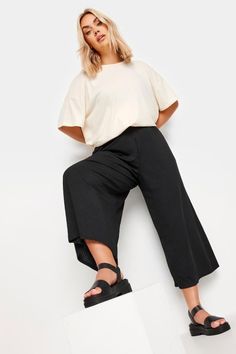 Shop LIMITED COLLECTION Curve Black Ribbed Culottes at Yours Clothing. Discover women’s plus size clothing in sizes 10-36 with fast delivery. Black Culottes, Fashion Notes, Elegant Wedding Guest Dress, Casual Dressing, Size 16 Women, Curve Fashion, Plus Swimwear, Fit Fashion, Plus Size Black