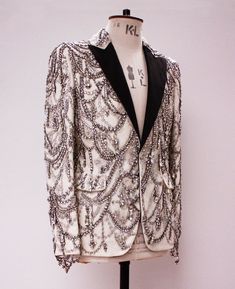 Embroidered Tuxedo, Mens Fashion Rugged, Tuxedo Jacket, Crop Top Outfits, The London, Couture Fashion, Look Fashion, Fashion News, Alexander Mcqueen