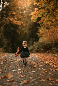 Kids Halloween Picture Ideas, Toddler Pumpkin Photoshoot, Halloween Mini Session Outdoor, Halloween Picture Ideas For Kids, Family Halloween Pictures Ideas, October Birthday Photoshoot Ideas, Halloween Toddler Photos, Fall Photoshoot Toddler