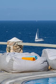 Découvrez la somptueuse Villa Anthème à Mykonos, située à Agios Ioannis Diakoftis - Kanalia. Un havre de paix au design raffiné où luxe et confort se marient à la perfection. Passez des vacances inoubliables dans ce joyau de l'hôtellerie de luxe. ✨🏝 #VillaAnthème #MykonosLuxury #GreeceGetaway #AgiosIoannisDiakoftis #LuxuryVilla