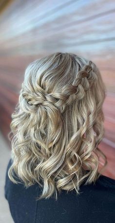 Long curly hair Stylish curly hairstyle ideas for girls Half Up Hairstyles For Short Curly Hair, Grade 8 Grad Hairstyles Half Up, Prom Hairstyles Blonde, Homecoming Hair Tutorials, Prom Hair Short, Grad Hair, Hairstyle Prom, Cute Prom Hairstyles, Prom Hair Medium