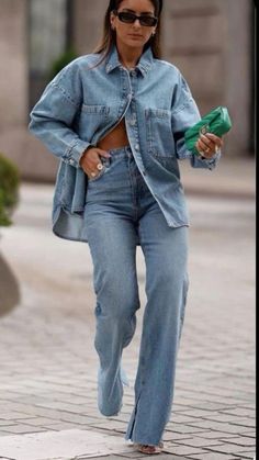 Denim Chic Aesthetic, Spring Summer Runway 2023, High Waisted Jeans Street Style, Fall Outfit Esthetic, Spring Outfits 2023 Street Style, Early Spring Street Style, White Collar Button Up Outfit, Street Style Vogue, Denim Outfits For Women 2023