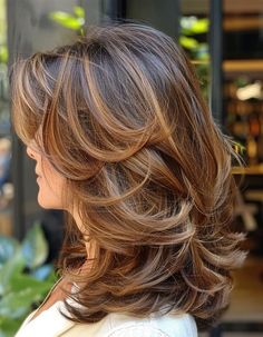 Mid Hair Length Styles For Round Face, Mid Layered Haircuts Round Faces, Jacqueline Smith Hairstyles, Butterfly Haircut Mid Length, Mid Length Haircut With Layers, Mid Length Hair With Layers Round Face, Highlights Around The Face, Hait Style, Mid Length Curly Hairstyles