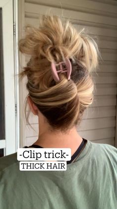 Hairstyles For Medium Length Hair By Hair Pattern, Hair Styles Updos Easy For Work, Shoulder Length Hair Updo Easy Casual, Over Sized Shirt Outfit Summer, Convertible Car Hair Ideas, Hair Clip Messy Bun, Messy Bun With Clutcher, Messy Summer Hairstyles, Claw Clip Buns For Long Hair