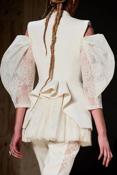 Alexander Mcqueen Fashion, Crop Top Outfits, Fashion Details, Dress Backs, Look Fashion, Paris Fashion Week