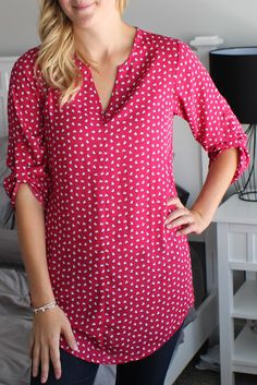 19 Cooper Clemency Split Neck Tunic Love the print, color, and length! It would be perfect with leggings. Stitch Fix Fall, Stich Fix, Work Fashion, Style Me Pretty, Stitch Fix