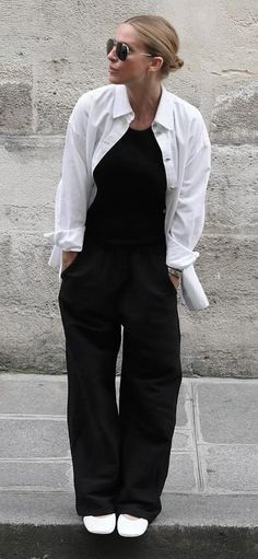 Airport Black Outfit, Curvy Chic Outfits, Classy Summer Outfits Over 40, Black And White Outfits Casual, White Shirt Styling Ideas, Street Style Petite, Long White Shirt Outfit, 40s Outfits, Working Girl Style