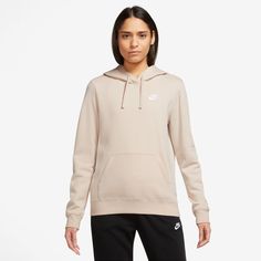 SUDADERA CON CAPUCHA MUJER NIKE SPORTSWEAR CLUB FLEECE
 Las sudaderas Club Fleece, universalmente amadas por su comodidad y consistencia, son para todos. Un elemento esencial para el clima frío, esta sudadera con capucha fácil de usar es ideal ya sea que la combine con su chaqueta favorita o la use en la casa.


 Ajuste regular; sensación relajada y fácil.

 Bajo y puños de canalé.

 Logotipo Futura bordado.

 Forro polar cepillado.

 La capucha de 3 paneles forrada en jersey se siente suave y Nike Hoodies, Funnel Neck Hoodie, Layered Hoodie, Nike Sportswear Club Fleece, Nike Sportswear Women, Tops Nike, Basic Hoodie, Nike Sweater, Nike Hoodie