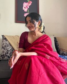 Saree And Sunglasses, Hot Saari Poses Photo Shoot, Saree Pose For Women, Wedding Fits Indian, Morning Wedding Outfit Guest Indian, Red Saree Aesthetic Vintage, Saree Posing Ideas, Poses In A Saree, Traditional Saree Look For Pooja