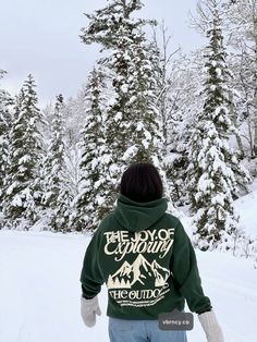 | hoodie outfit | hoodie aesthetic I green hoodie | winter hoodie | winter outfit | comfy outfit | Hoodie Winter Outfit, Winter Outfit Comfy, Travel Hoodie, Outfit Travel, Winter Hoodie, Comfy Outfit