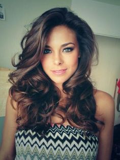 long curly hairstyle / #hairstyles #makeup #beauty Curls For Medium Length Hair, Medium Length Curls, Chair Workout, Woman With Blue Eyes, Trendy We Fryzurach, Blowout Hair, Glam Hair, Portrait Paintings