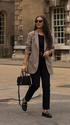 Lawyer Outfit Casual, London Office Style Work Outfits, Autumn Office Outfit Business Casual, Casual Smart Office Women, Smart Business Attire Women Classy, Office Inspired Outfits, Public Relations Outfit Style, Tomboy Interview Outfit, Womens Smart Casual Work Outfits