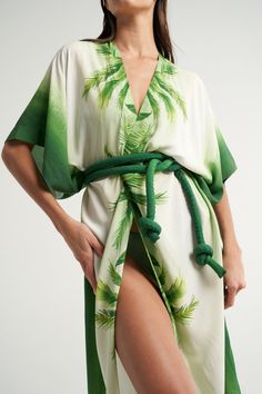 Long Kimono Verde - shopsigal Resort Attire, Kimono And Dress, Open Kimono, Luxury Resort Wear, Miami Life, Dress Layered, Vacation Vibes, Street Snap, Long Kimono