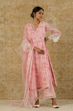 Pant Kurti, Block Printed Kurta, Organza Dresses, Coral Lipstick, Resham Embroidery, Pink Kurta, Printed Organza, Casual Suits, Designer Outfit