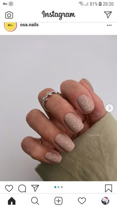 Oval Mauve Nails, Boho Color Nails, Boho Nails Simple Short, Boho Neutral Nails, Mauve Nails With Design, Boho Nail Ideas Simple, Raised Nail Designs, Nails For Rome, Nail Art Court