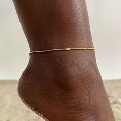 Entice Every Step with Elegance Introducing the quintessence of beachside allure - our Gold Stainless Steel Minimalist Anklet. Perfectly crafted to add a touch of sophistication to your daily ensemble or to dazzle during those holiday retreats, this anklet is your ideal accessory for creating unforgettable moments. Whether you're strolling along sandy shores or stepping out for a casual outing, this anklet promises to elevate your presence. Product Features Material: Premium stainless steel that Minimalist Anklet, Anklets Jewelry, Yule Ball, Wholesale Bags, Jewelry Lookbook, Chain Anklet, Anklet Bracelet, Anklet Jewelry, Beach Holiday