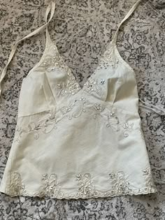 90s Tops Women Vintage, Embroidered Tank Top Diy, Embroidered Clothes Aesthetic, Design Moda, Cute Tops, White Top