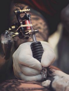 a person holding a tattoo machine in their right hand with the caption'a unicar do que eu to querendo '