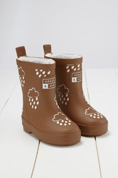 Toffee Brown is a reinvented take on a classic 70's shade, with a cool tone for a deliciously wearable brown. Soft and warming, our Toffee Brown wellies nod to a feeling of casual comfort that is at one with nature. Whether pottering around the garden or stomping in the park, Toffee Brown is primed for adventure. A modern-neutral that can be paired with a palette of putty, rose and caramel creams. ☔ Colour-changing wellies ☁️ Brushed fleece lining for warmth ☔ Easy-to-dry removable insoles ☁️Ins Caramel Creams, Wellies Boots, Kids Fleece, Color Magic, Clouds Design, One With Nature, Colour Changing, Cool Tones, Rain Wear