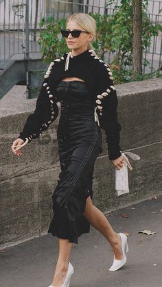 Glam Rock Womens Fashion, Pfw Street Style, Printed Blouses, Fashion Week Outfit, Rock Outfit, Street Style Edgy, Paris Fashion Week Street Style, Street Snap, Best Outfits