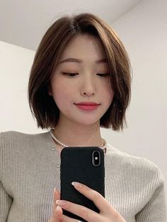 voluminous Korean blunt bob Bob Hairstyles For Round Face, Short Hair Cuts For Round Faces, Tan Skin Blonde Hair, Layered Haircuts For Medium Hair