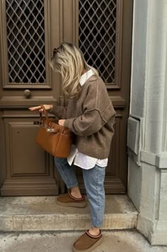 Hot Fall Day Outfit Casual, Clog Outfits Women, Winter Clogs Outfit, Ugg Clogs Outfit, Dinner Outfit Fall, Wardrobe Revamp, Stile Blair Waldorf, Adrette Outfits