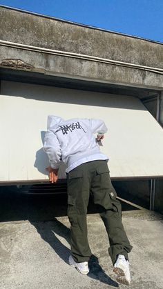 Stussy Outfit Men Street Styles, Corteiz Cargos Outfits Men, Carhartt Outfit Aesthetic, Corteiz Cargos Outfits, Carhartt Cargo Pants Outfit, Streetware Outfits Men, Stussy Outfit Men, Trendy Mens Outfits, Black Minimal Outfit