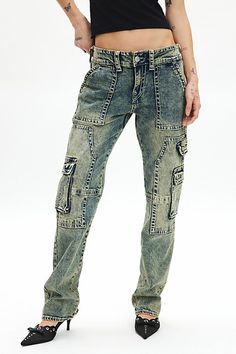 Utility-inspired True Religion jean in a vintage-washed, stretch denim. Designed in a relaxed straight-leg silhouette and features a low-rise waistline, carpenter seam detailing and cargo pocket finishings. Topped with horseshoe detailing at the back pockets. Features Ture Religion Ricki vintage carpenter cargo straight jean Relaxed cargo jean Vintage-wash stretch denim Low-rise waistline with belt loops Carpenter seam detailing down the legs Cargo pocket finishings Horseshoe stitching across th Jean Vintage, Cargo Pocket, True Religion Jeans, Low Rise Jeans, Cargo Jeans, Popular Style, True Religion, Bottoms Pants, Jeans Pants