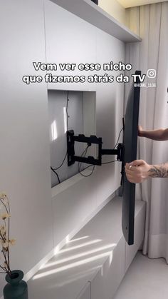 Inspiração e decoração | Olhem que ideia genial de fazer um nicho atrás da TV para esconder os fios e o modem do wifi.. Já tinham visto? Me contem o que acharam ❤️... | Instagram Tv Home, Modems