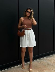 Shorts At Work Outfits, Culotte Shorts Outfit, Shorts For Work Outfit, Look Com Short Social, Outfit Short Blanc, Look Bermuda, Bermuda Shorts Outfit, Looks Com Short, Summer Business Casual Outfits