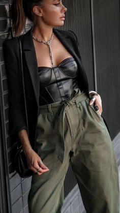 Edgy Sophisticated Style, Classy Edgy Outfits, Edgy Outfit Ideas, Rock Street Style, Bustier Outfit, Paperbag Hose, Leather Bustier, Balloon Pants, Bustiers