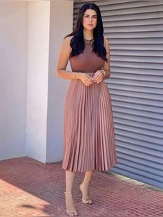 Satin Pleated Skirt Outfit, Plated Skirt Outfit, Plated Skirt, Casual Night Out Outfit, Outfit Elegantes, Pleated Skirt Outfit, Best Winter Outfits, Fiesta Outfit, Pleated Skirt Dress