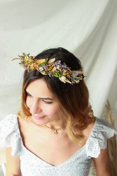 ✿Petite Dried flowers Crown is a Unique Delicate piece, a beautiful keepsake for your special moments. She is completely a touch of nature surrounded by all neutral dried flowers one by one. This rustic look completed with french lavenders, dried thistles, preserved boxwood, dried nigella flowers, white floral buttons including white dried ammobium flowers. Anything you can ask for your wedding day intertwined together within this floral arrangement. Size: It's so lightweight and comfortable; th Nigella Flowers, Baby Breath Flower Crown, Lavender Wedding Bouquet, Flower Wreath Hair, Floral Headpiece Wedding, Flower Crown Bridesmaid, Preserved Boxwood, Flowers Crown, Rustic Boutonniere